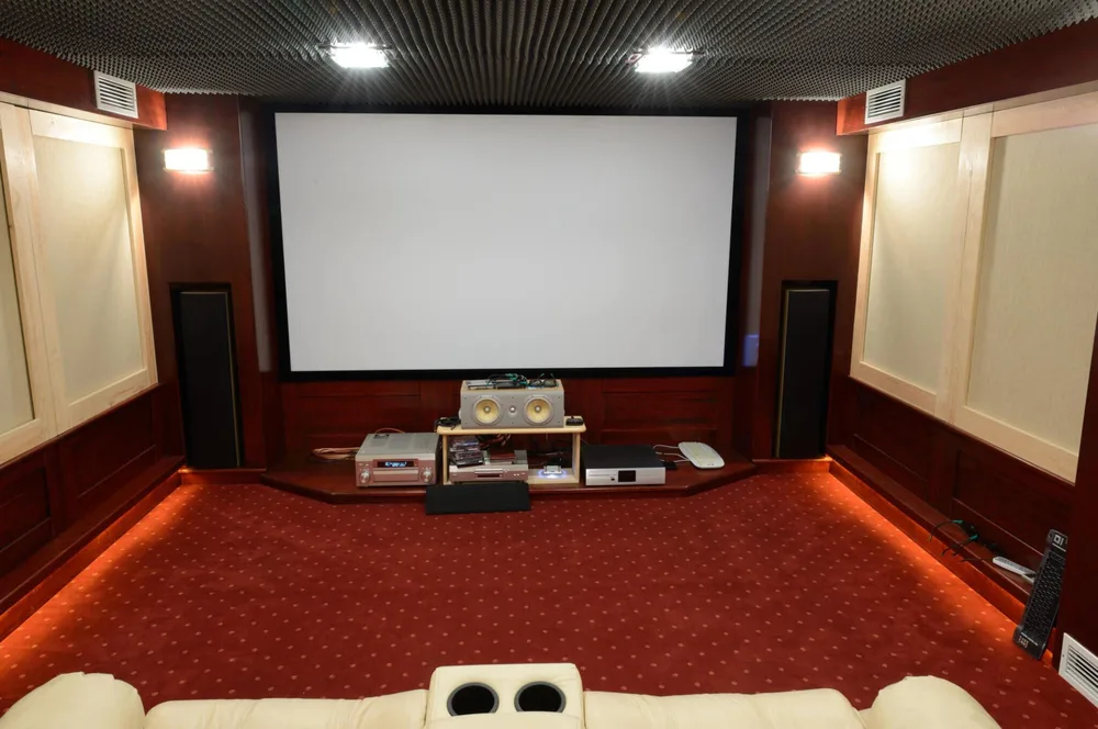 Motorized Projector Screen for Home Theaters